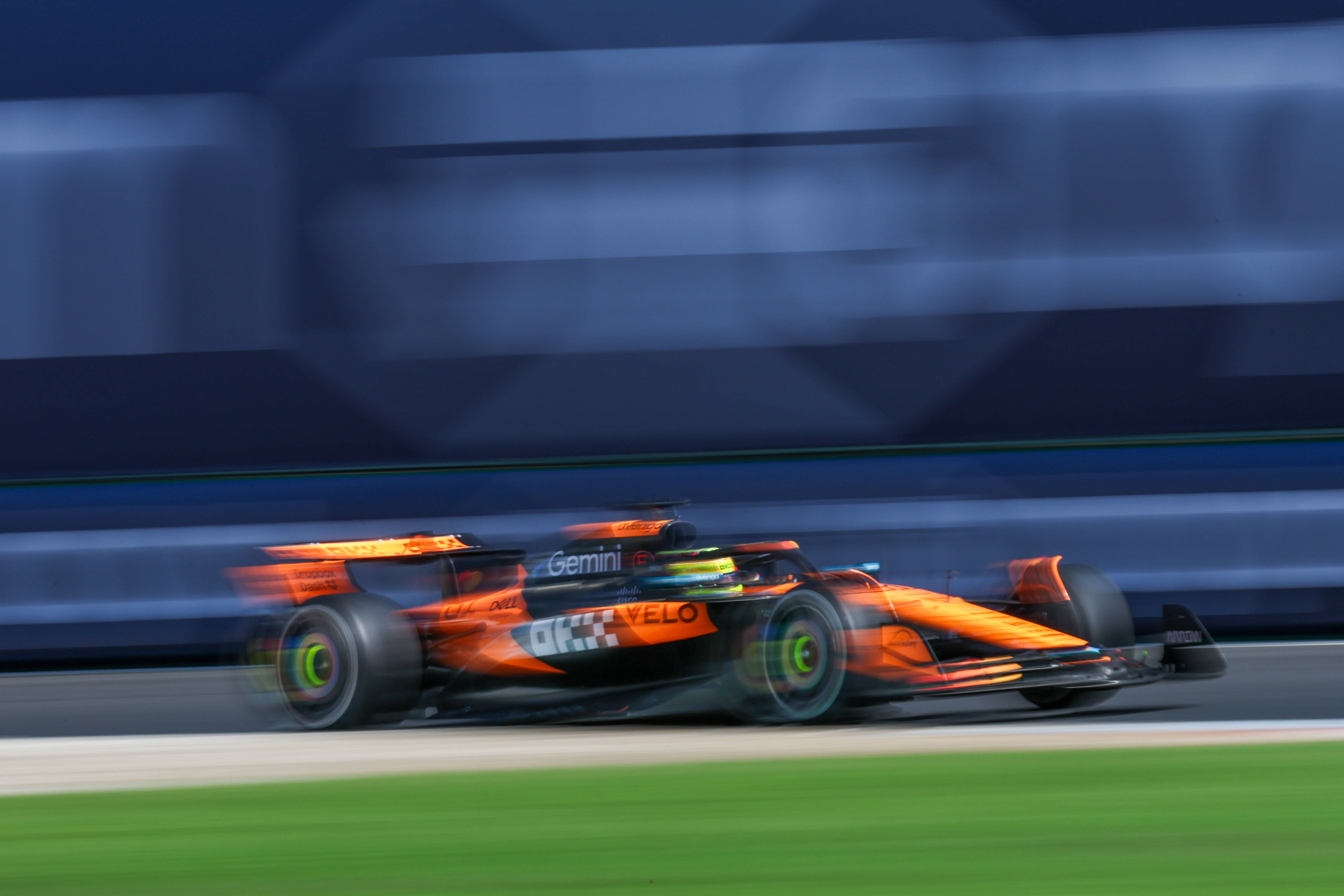 红牛车队翻盘威廉姆斯，皮亚斯特里带队取胜