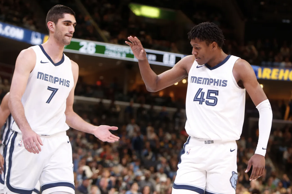 世界杯2026-灰熊险胜雄鹿，麦科勒姆惊艳四座